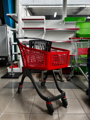Chariot de supermarché en plastique 100 litres rouge avec siège bébé